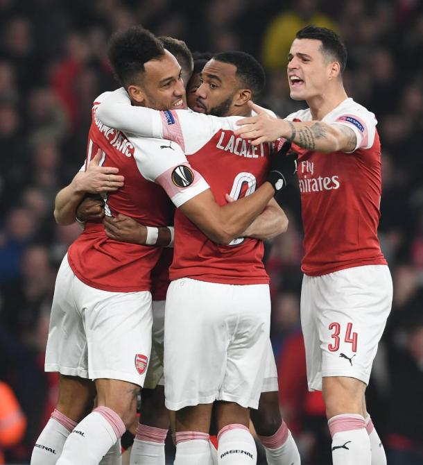 Jogadores do time inglês comemorando o primeiro gol de Aubameyang no jogo (Foto: Arsenal)