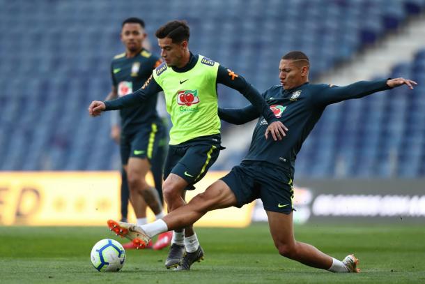 Coutinho e Richarlison em jogada no treino desta sexta (22), no Estádio do Dragão (Foto: Lucas Figueiredo/CBF)