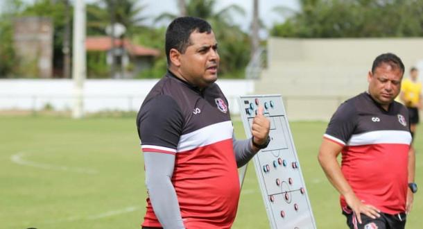 Leston Júnior ainda tem dúvidas para definir do Santa Cruz (Foto: divulgação/Santa Cruz FC)