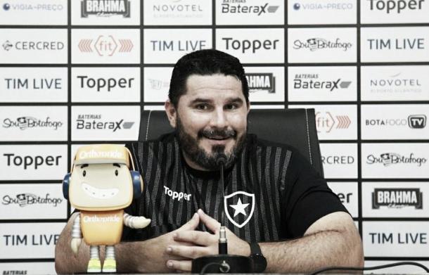 Eduardo Barroca em entrevista coletiva (Foto: divulgação/Botafogo)