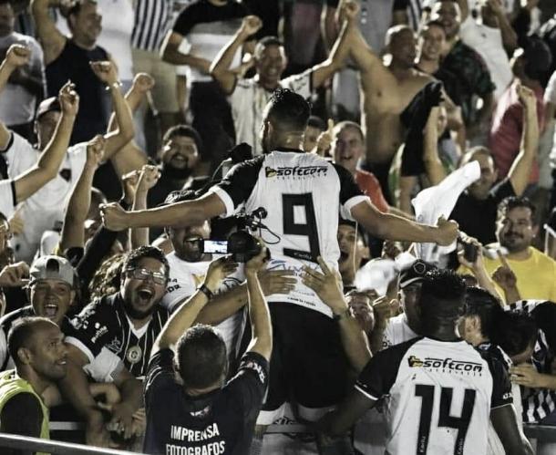 Nando celebra na torcida do Botafogo-PB o primeiro gol contra o Náutico (Foto: Paulo Cavalcanti/Botafogo-PB)