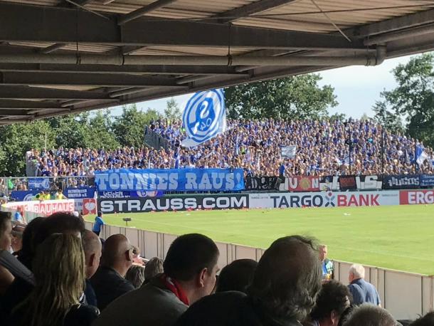 Schalke foi à Baixa Saxônia e venceu o Drochtersen/Assel por 5 a 0 sob protestos (Foto: Reprodução / Arquivo Público)