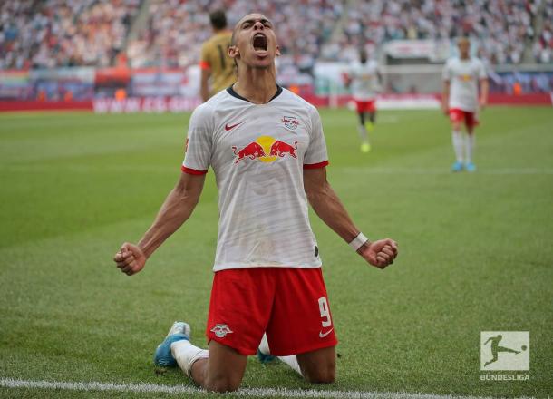 Poulsen comemorando seu primeiro gol na temporada 2019-20 (Foto: Divulgação / Bundesliga)