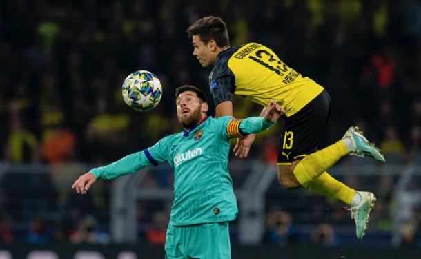 Messi pegou pouco na bola e teve dificuldades (Foto: Reprodução/BVB)