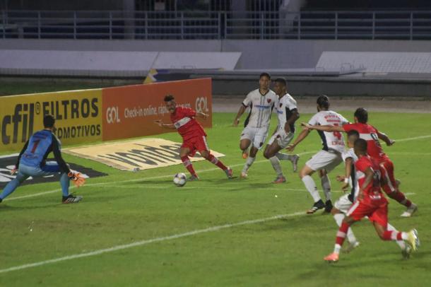 Passe de Luidy para o gol de Léo Gamalho: vitória do CRB | Foto: Gustavo Henrique/CRB