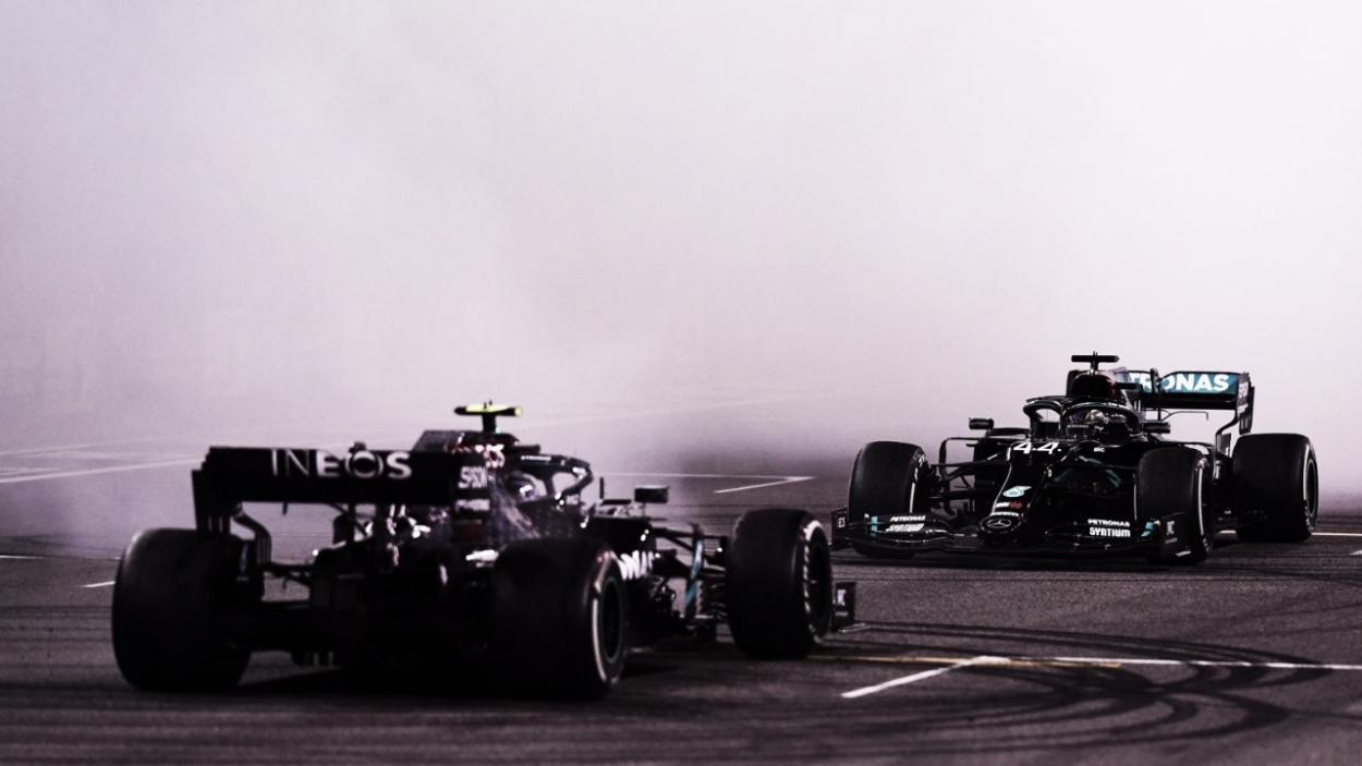 Mercedes haciendo 'donuts' en la recta principal (Fuente: F1)