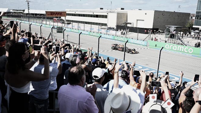 El público poniéndose en pie al paso de Verstappen. (Fuente:f1.com)