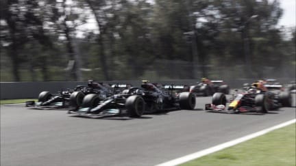 Verstappen, Bottas y Hamilton en paralelo antes de llegar a la primera curva. (Fuente: f1.com)