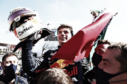 Verstappen celebrando junto a Pérez la victoria en México. (Fuente: f1.com)