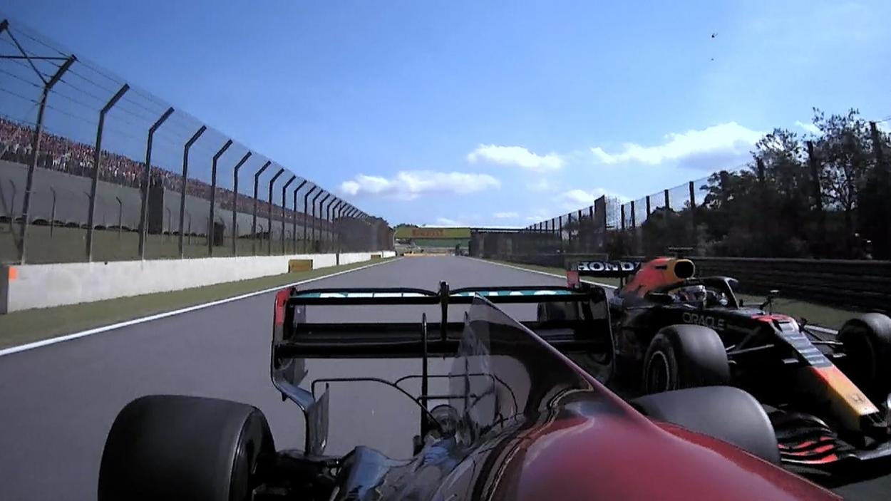 Hamilton adelantando a Verstappen por el exterior. (Fuente:f1.com)