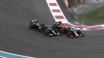 Verstappen tirándole a Hamilton el coche en la curva 6. (Fuente: f1.com)