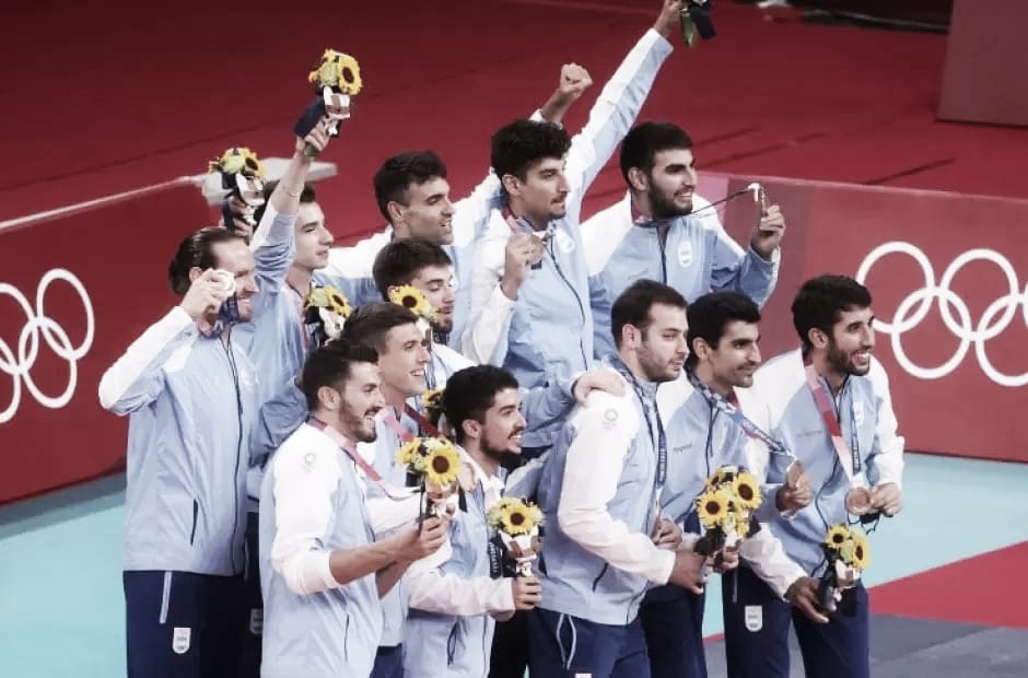 La selección argentina en el podio tras conseguir la medalla de bronce (Fuente: Télam)
