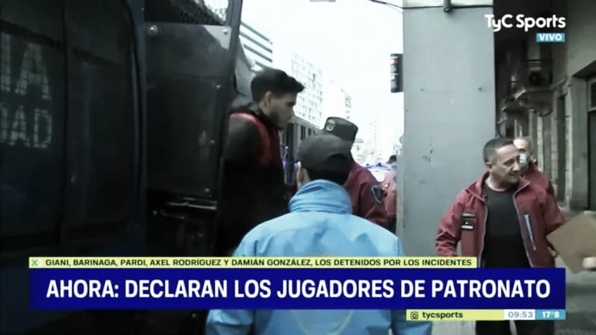 Axel Rodríguez bajando de la camioneta policial para dar declaraciones (Foto: Tyc Sports)