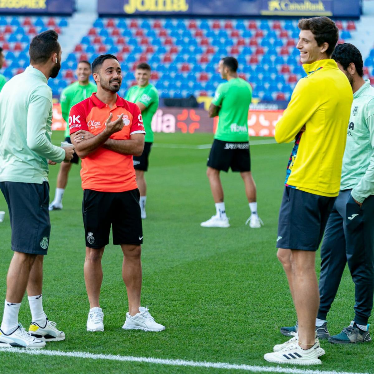 Jaume Costa hablando con los jugadores del Villarresl/ Fuente: @VillarrealCF