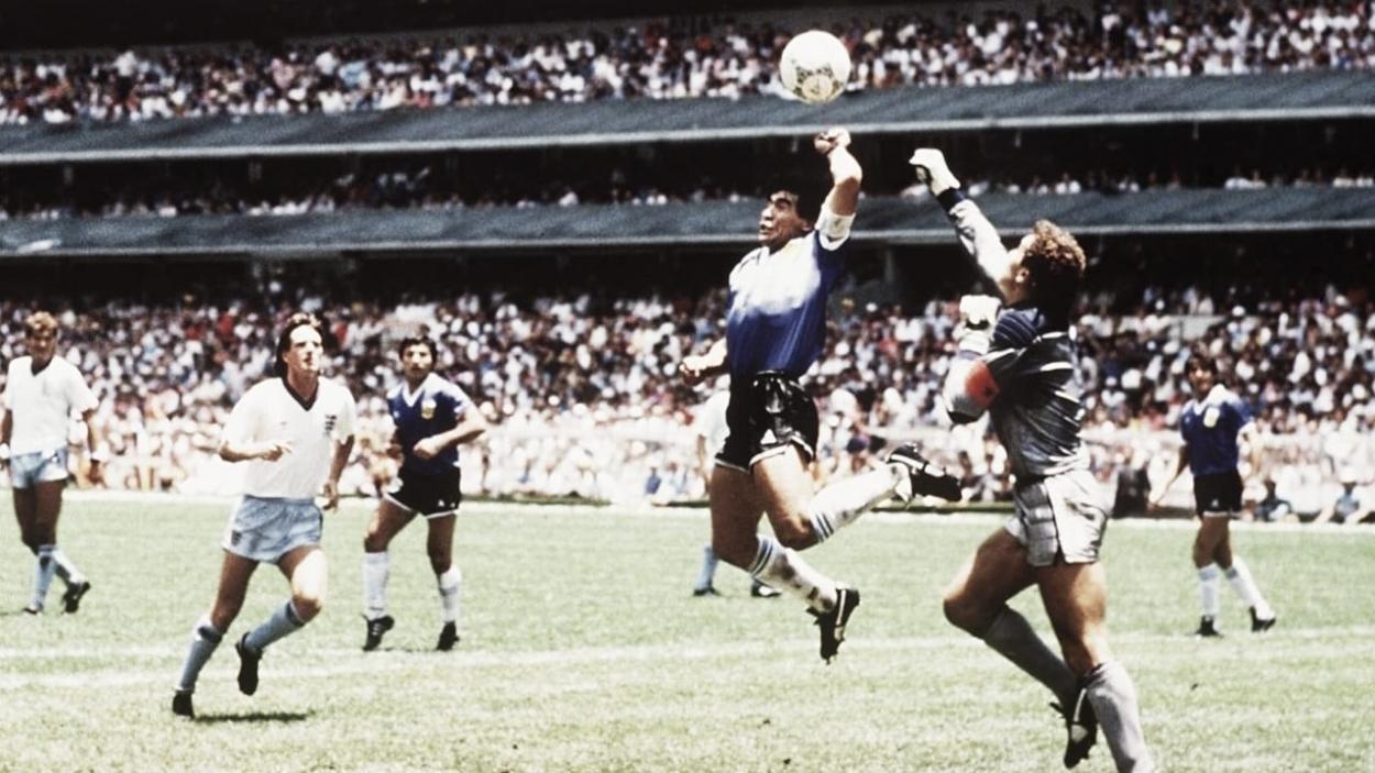 Gol de Maradona contra a Inglaterra em 1966 (Foto: Reprodução)