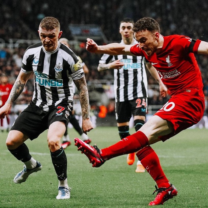 Liverpool leva o empate do Newcastle nos acréscimos do Inglês