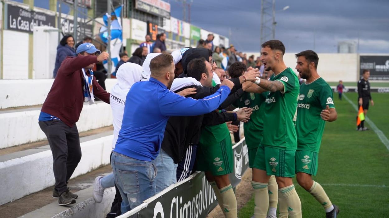 La afición del Xerez celebra con sus jugadores el primer gol ante el CD Pozoblanco. Foto: Xerez CD (Twitter)