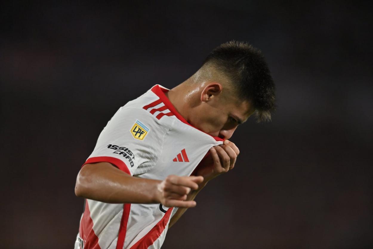 Echeverry se besa el escudo tras su primer gol con River | Foto: River Plate