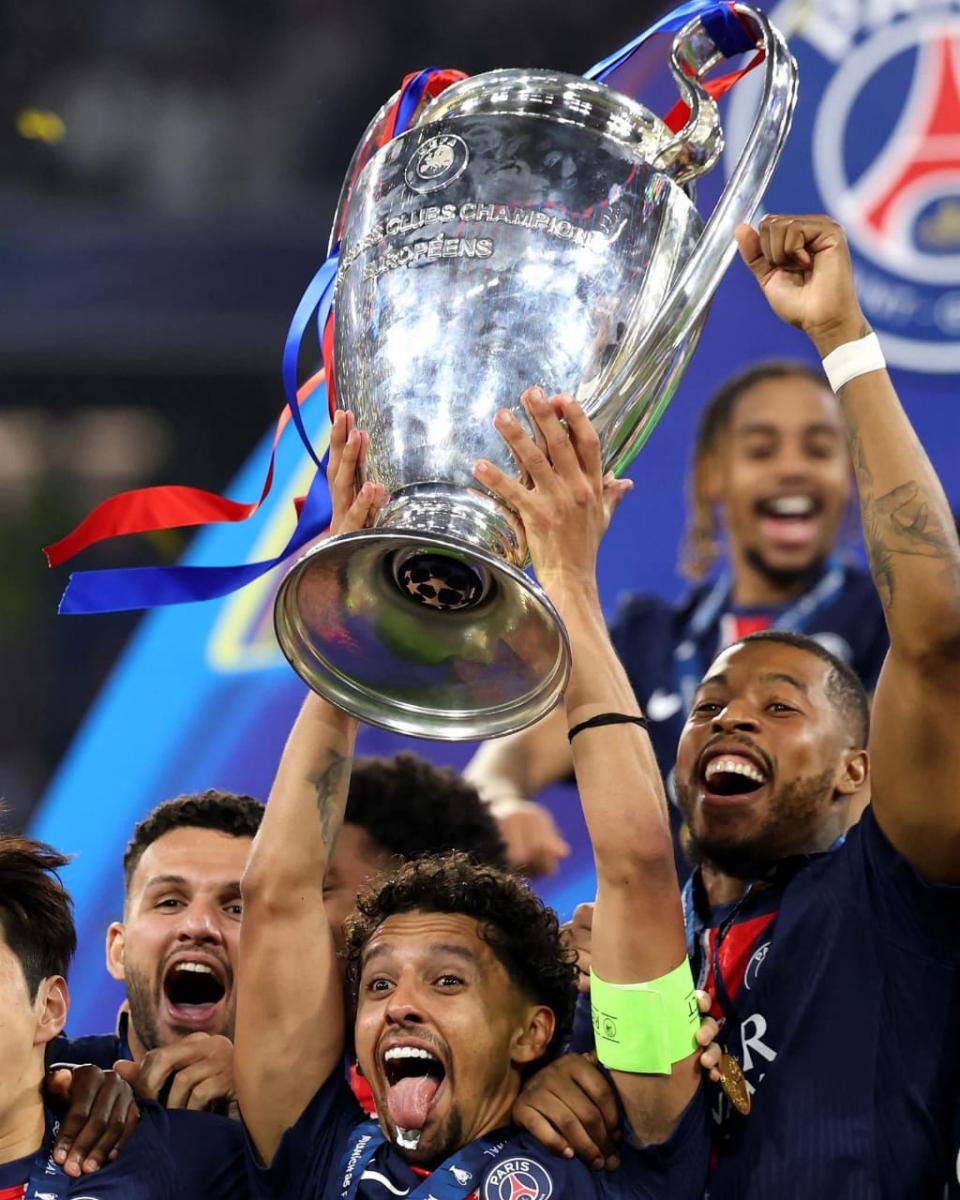 Marquinhos et ses coéquipiers célèbrent la coupe aux grandes oreilles. @PSG