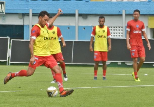 Atletas que não atuaram no fim de semana realizaram trabalho com bola na Curuzu (Foto: Ronaldo Santos/Paysandu)