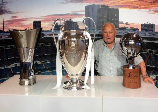 Agustin Herrerín posando con las Copas de Europa de baloncesto u fútbol y con la Liga acb. Fuente: Real Madrid