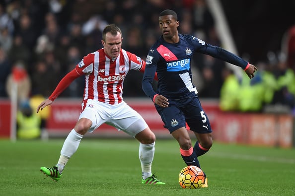 Glenn Whelan battle Georgino Wijnaldum for possession. (Getty)