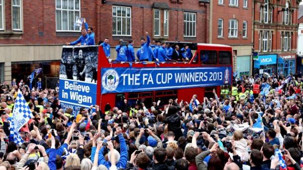 Jugadores y aficionados del Wigan celebran la FA Cup de 2013. Foto: The Guardian