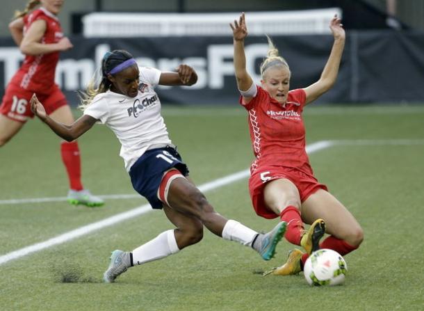 Kat Williamson (right) in a game against the Washington Spirit in 2015 | Source: Don Ryan - AP Photo