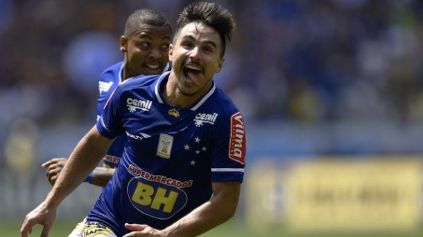 Willian comemorando um de seus quatro gols diante do Figueirense, em 2015 (Foto: Divulgação/Cruzeiro)