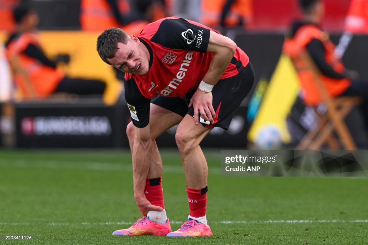 Florian Writz donne une grimace de douleur pendant le match contre Werder Brême. Photo de Gerrit Van Keulenanp / AFP via Getty Images