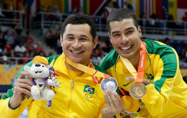 Lendários nadadores paralímpicos, Clodoaldo e Diogo posam com medalhas nos Jogos Parapan-Americanos 2015, em Toronto | Foto: Washington Alves/CPB/MIX