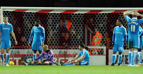 Los jugadores del Wolverhampton se lamentan tras caer por 3-0 ante el Brentford. Foto: Wolvesblog