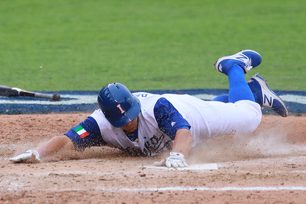 John Andreoli se desliza a home | Foto: Getty
