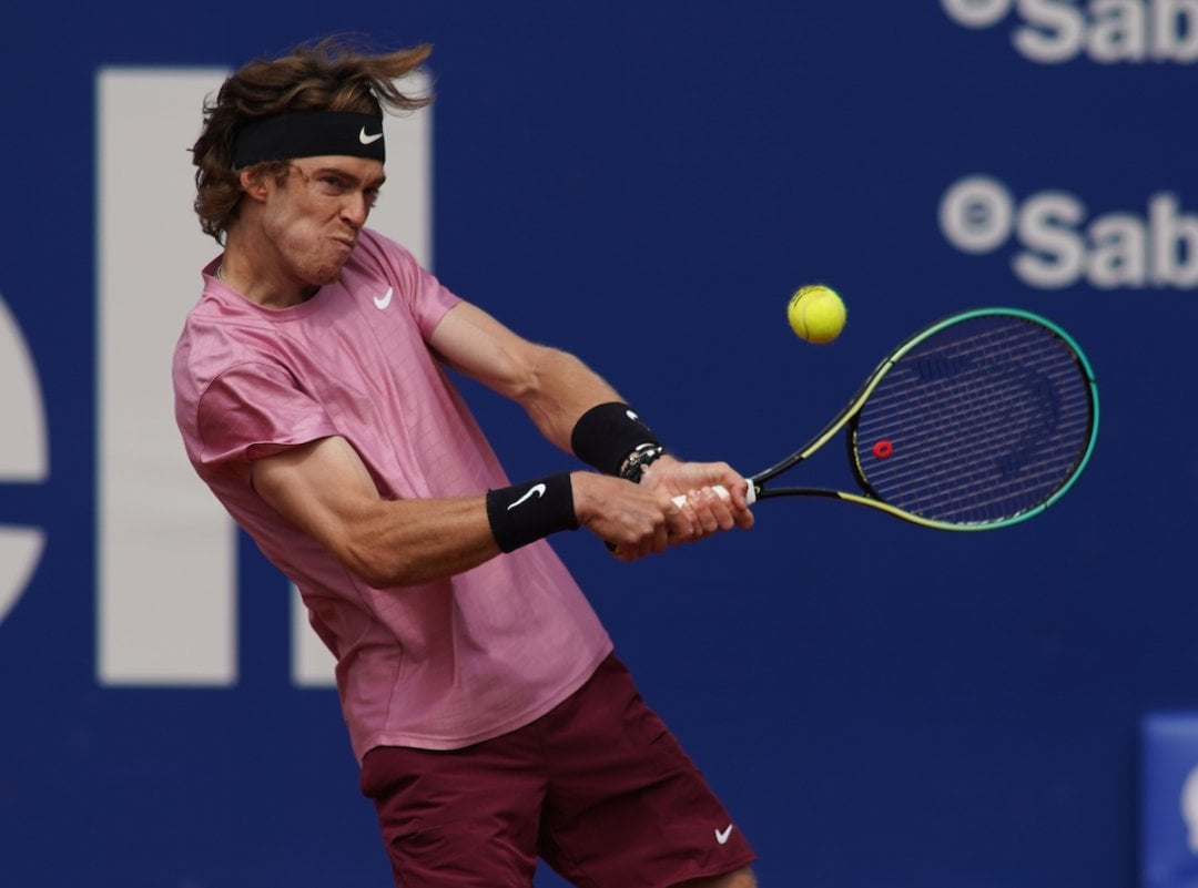 Rublev hits a backhand against Ramos-Vinolas/Photo: Barcelona Open Banc Sabadell 