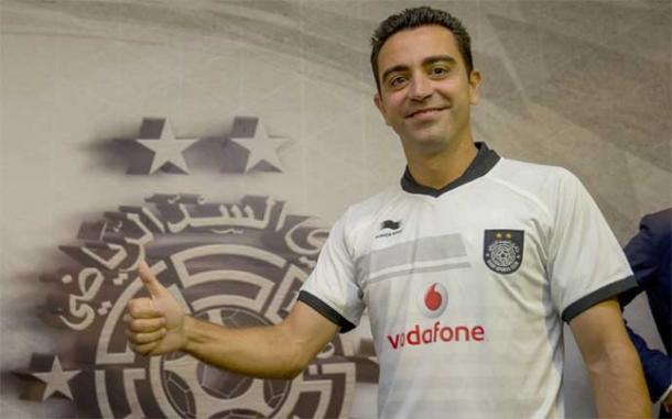 Xavi poses with his new club| Photo: UEFA