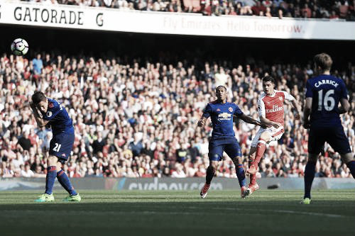 Granit Xhaka contó con la suerte de su lado para anotar un gran gol | Foto: Premier League