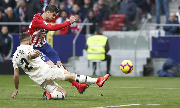 Morata disparando a puerta. El madrileño marcó un gol soberbio, pero fue anulado por el VAR. Foto: Web oficial del Atlético de Madrid.