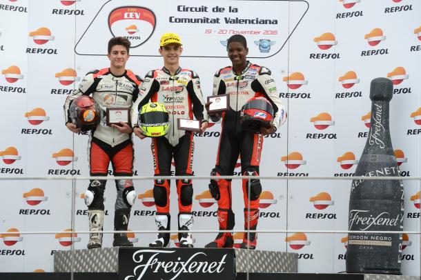 Campeón de Moto3 Production, Aléix Viú. Segundo y tercer clasificados: Héctor Garzó y Lyvann Luchel. Imagen: FIM CEV Repsol.