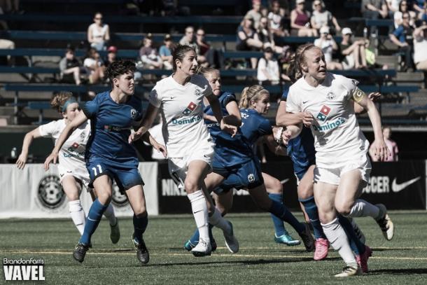 Yael Averbuch (white, center) and Becky Sauerbrunn (right) led FCKC's backline (Source: Brandon Farris - Vavel)