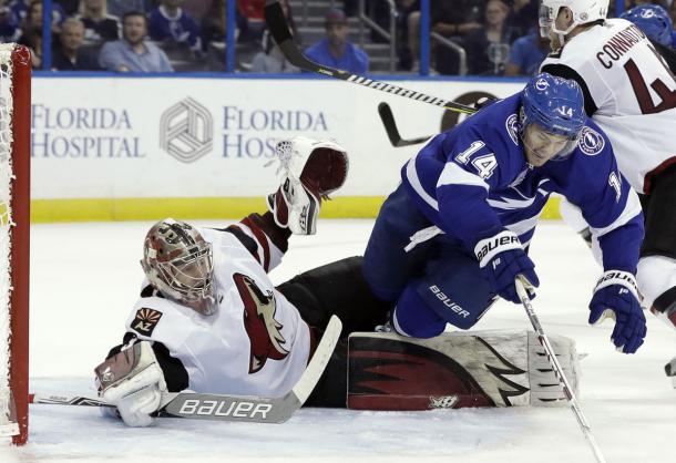 Arizona goalie Antti Raanta battles to keep his crease clear vs Tampa Bay. (Photo: AP/Chris O'Meara)