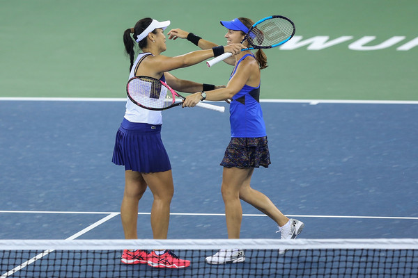 Chan and Hingis celebrates their triumph in Wuhan. These two are now the current world number ones | Photo: Yifan Ding/Getty Images AsiaPac