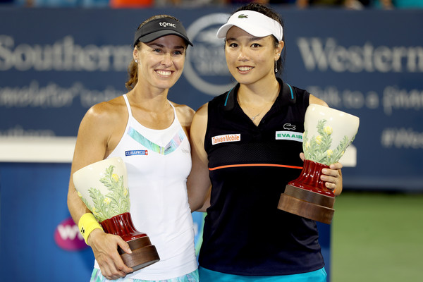 Chan and Hingis with their title in Cincinnati, one of their nine titles this year | Photo: Matthew Stockman/Getty Images North America