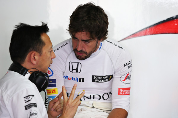 Alonso y Hasegawa conversando en el GP de Alemania de 2016. Fuente: Charles Coates/Getty Images
