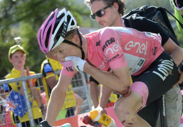 Kruijswijk llegó a meta totalmente magullado en la etapa en que cedió la maglia rosa | Foto: Giro d'Italia