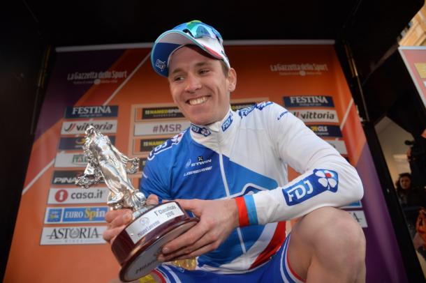 Démare en el podio tras ganar la Milán-San Remo 2016