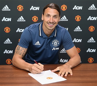 Ibrahimovic putting pen to paper on his lucrative contract at United.