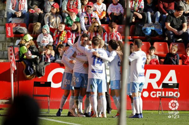 El Real Zaragoza celebrando un gol en El Molinón. | Foto: LaLiga