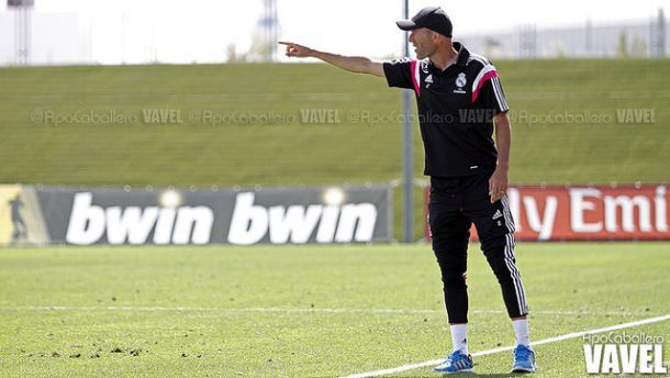 Zidane dando órdenes en el Castilla. | FOTO: Apo Caballero - VAVEL