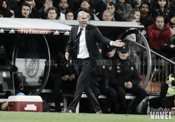 Zidane dando instrucciones desde la banda. | FOTO: Dani Mullor - VAVEL