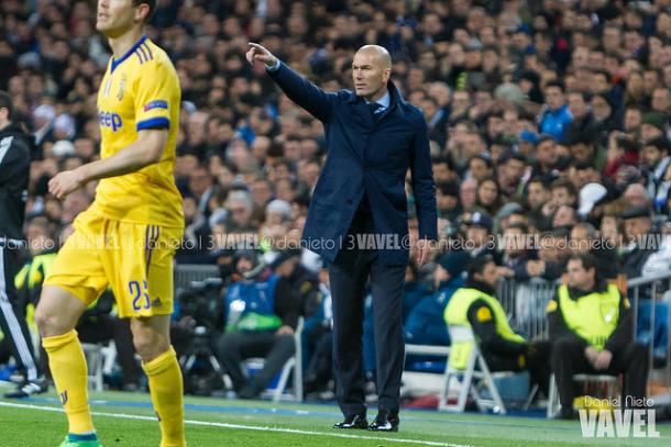 Zidane dando instrucciones ante la Juventus